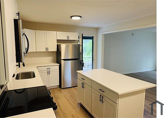 2nd image of 1033 Medina Dr