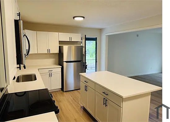 1033 Medina Dr — Photo 2