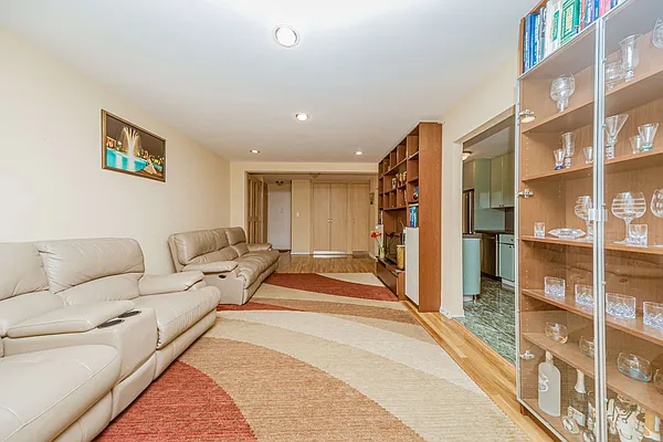 Sold by Maximillion Realty, Inc. | media 19