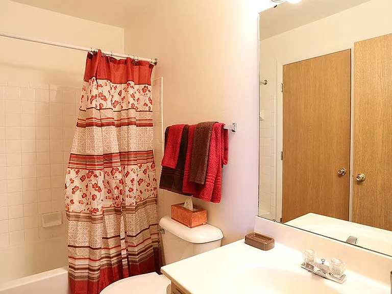 HUNTERS OAK APARTMENTS — Photo 14