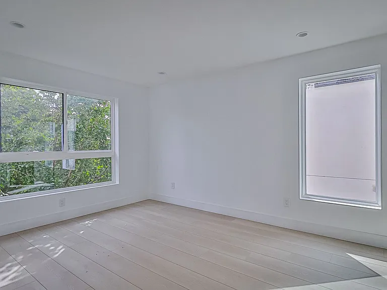 New Construction Luxury 4 Bed Townhomes With Roof Decks — Photo 27