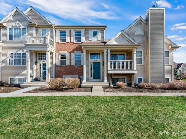 912 Clover Ln, Hampshire, IL 60140