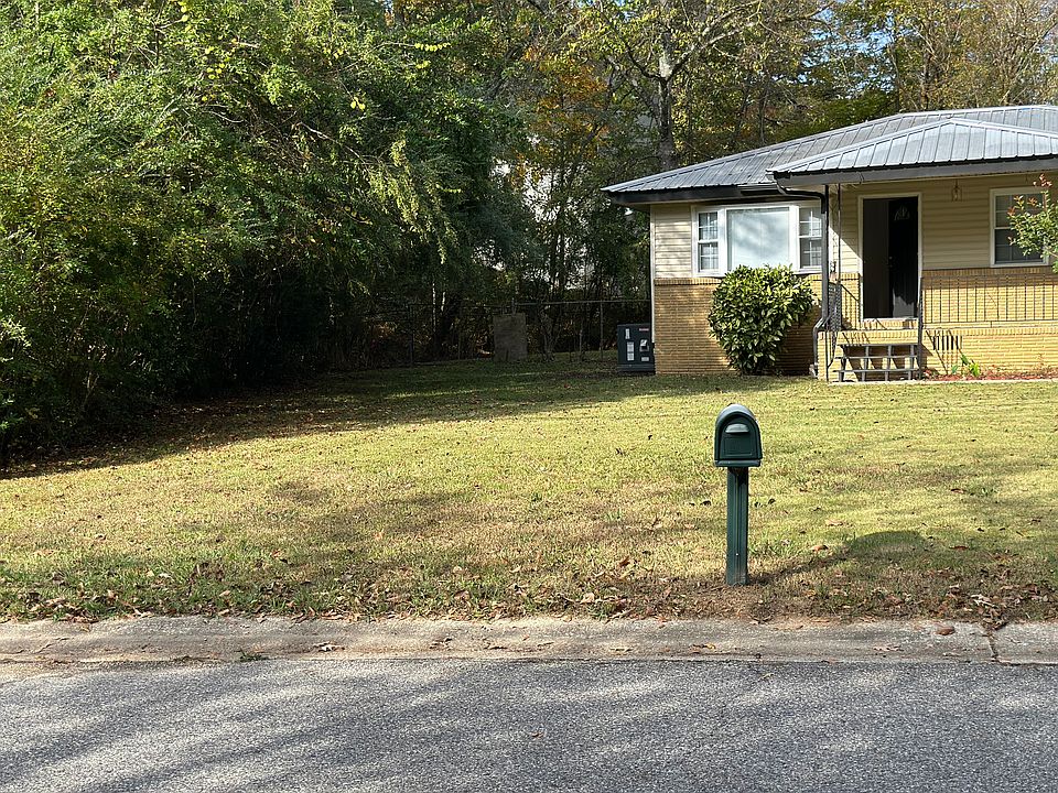 Large yard with plenty of parking and great yard for playing with kids or a family gathering on quite established street