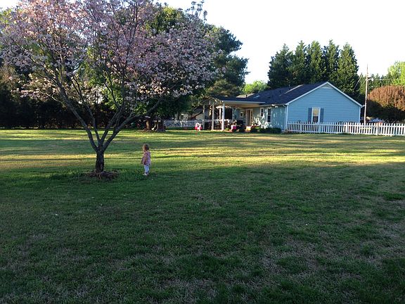 3rd image of 1150 Park Dr