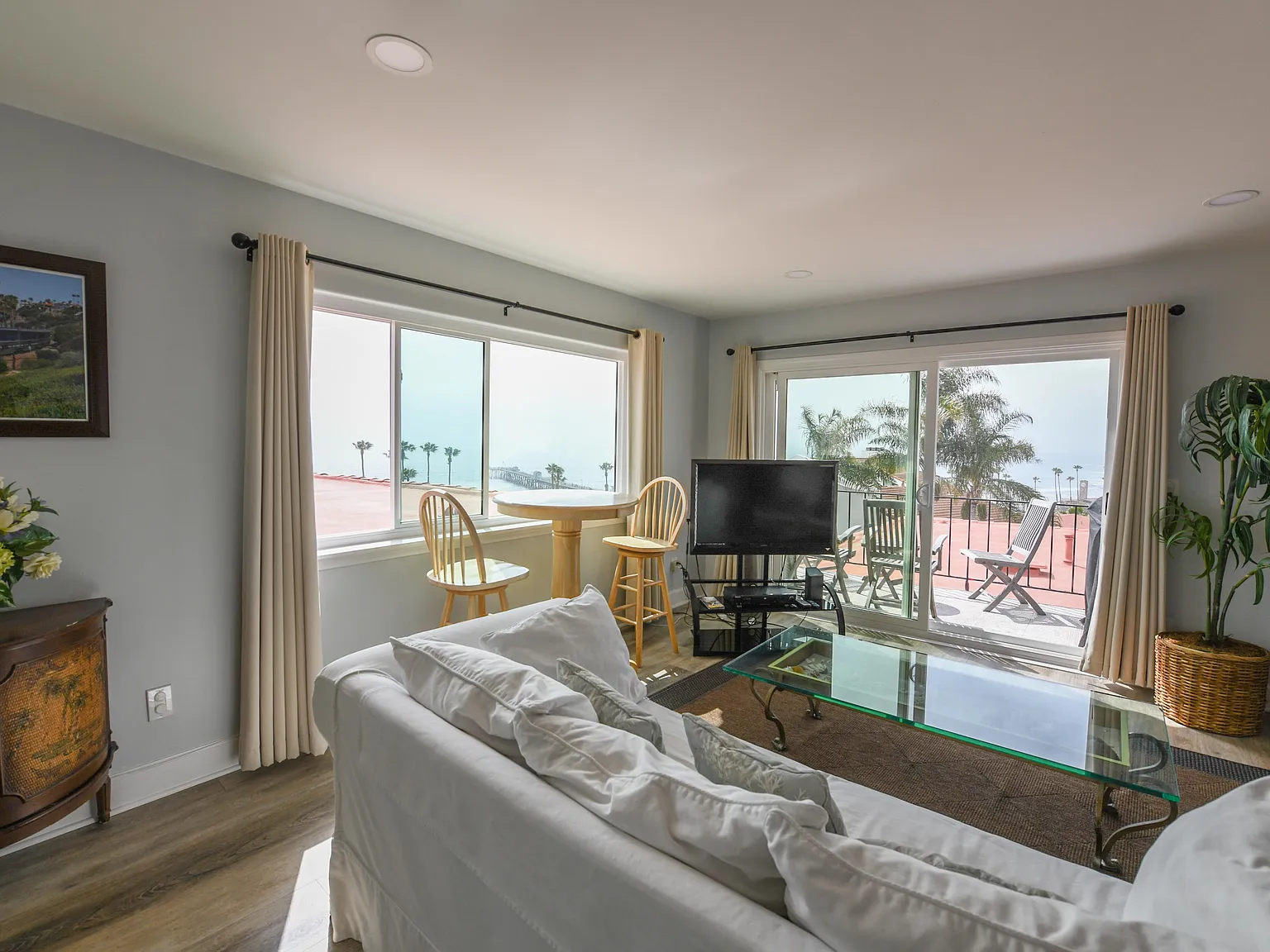 2 bed, 2.5 bath, 1381 sqft, $6,750 — Photo 3