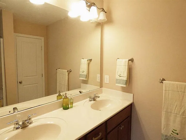 1622 Holly Grove Way — Photo 8