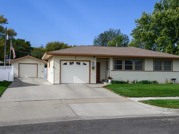 506 Garden Dr, Bismarck, ND 58504