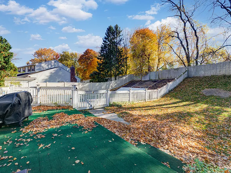 13 Cloverfield Dr — Photo 44