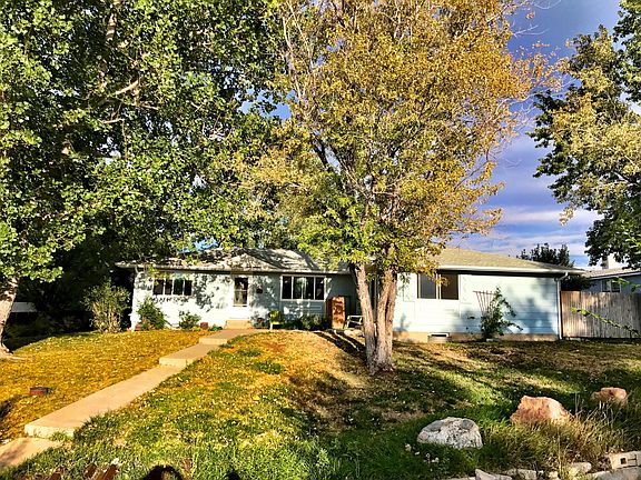 Beautiful, shaded front yard with mountain views