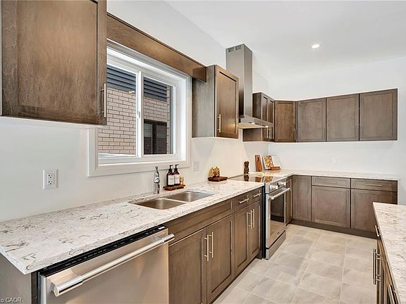 5th image of 49 Willson Dr