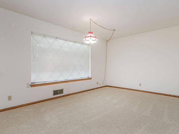 4th image of 112 Armstrong Ave