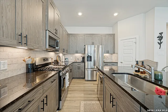 3 bed, 2.0 bath, 2080 sqft, $2,895 — Photo 3