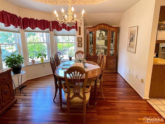 3rd image of 19 Shinnecock Ct