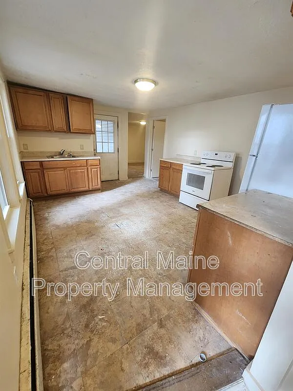 3 bed, 1.0 bath, $1,690 — Photo 1