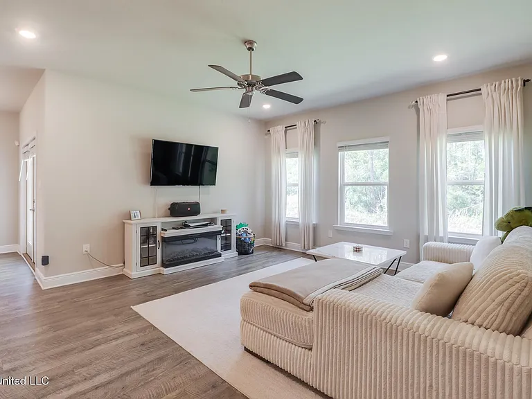 7820 Coral Ln — Photo 5