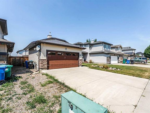 2nd image of 414 E Gateway Cres S