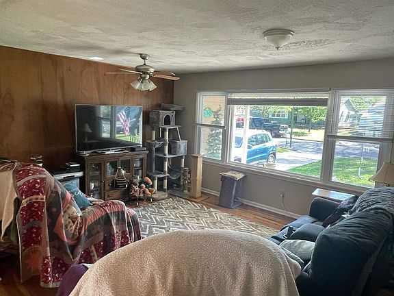 3rd image of 827 Audrey Dr