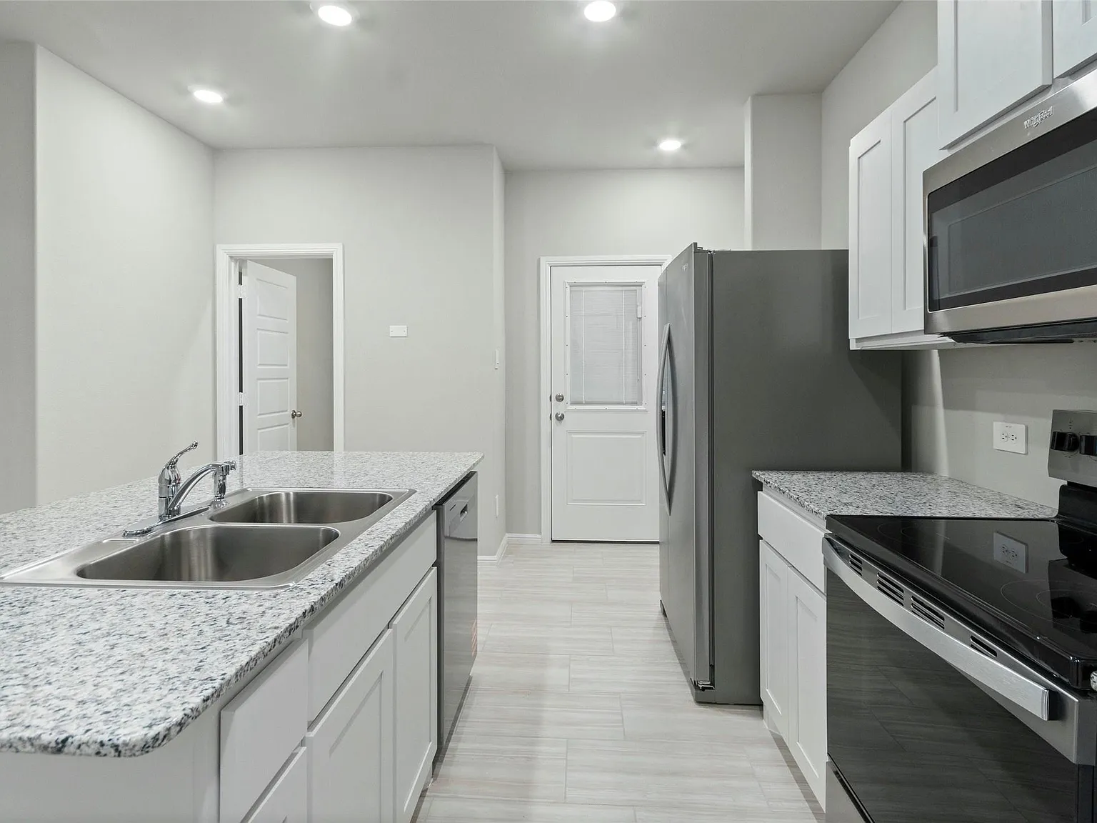 3 bed, 2.5 bath, 1495 sqft, $2,100 — Photo 3
