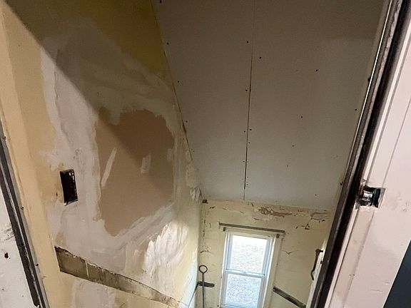 5th image of 6833 S May St