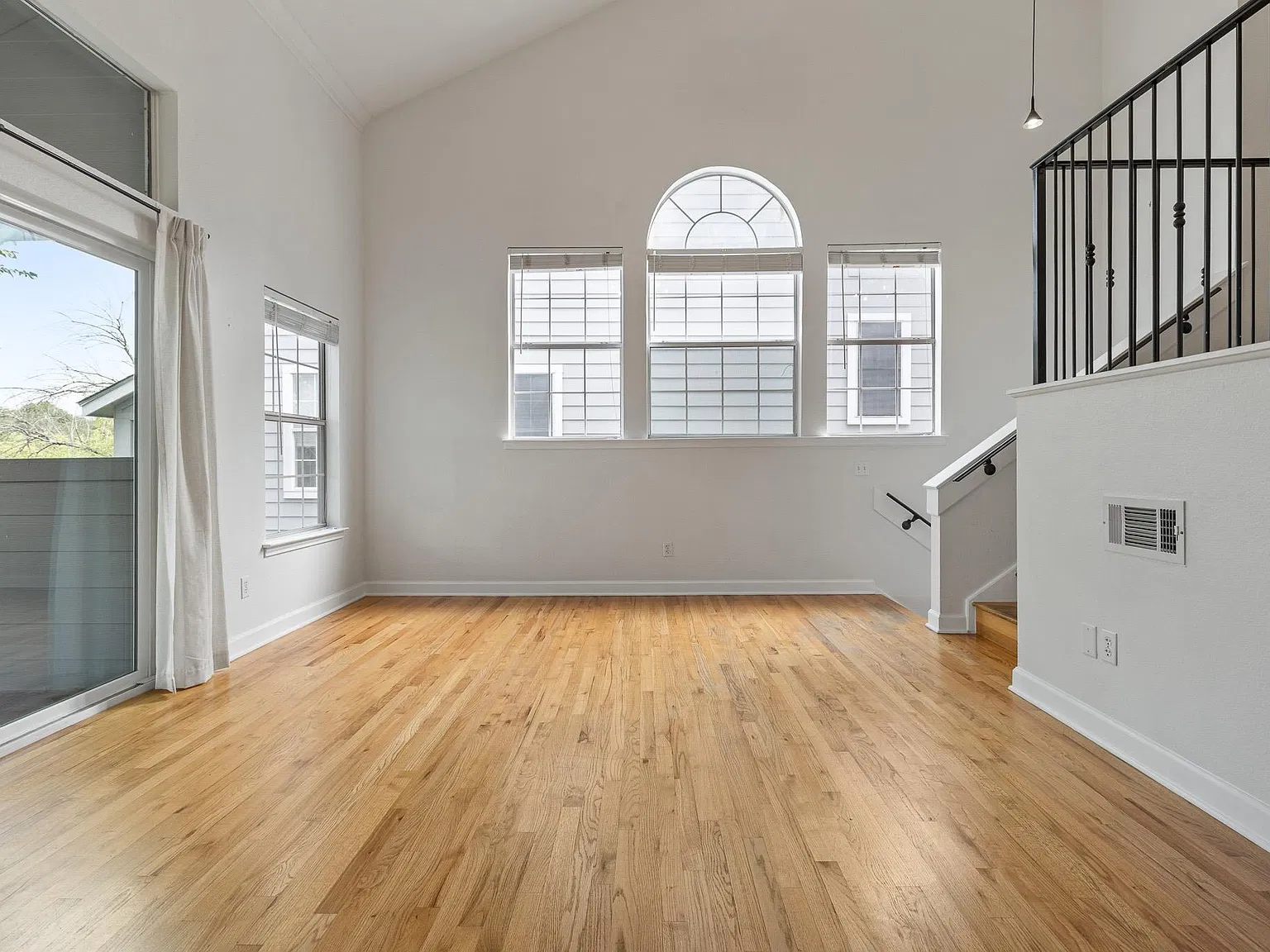 2 bed, 2.0 bath, 1398 sqft, $2,950 — Photo 4
