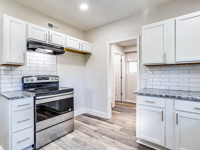 1143 W Dayton Ave — Photo 4