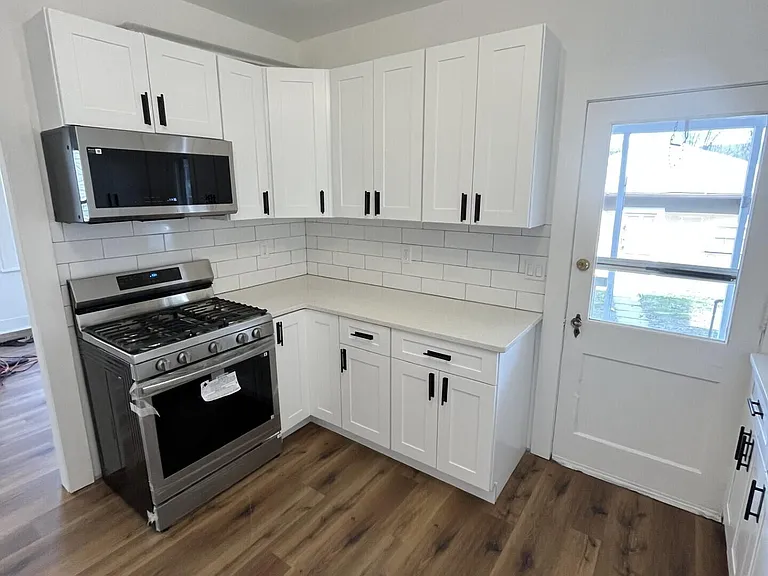 1139 Sanderson Ave — Photo 8