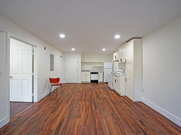 Hatton House Apartments — Photo 11
