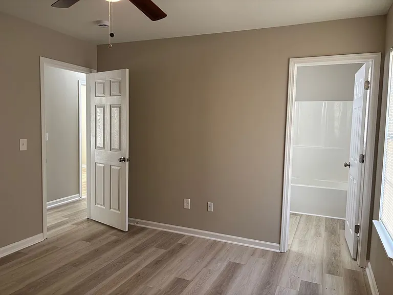 215 Paramount St — Photo 16