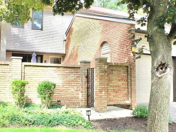 1060 Willow Grove Ct, Rochester, MI 48307