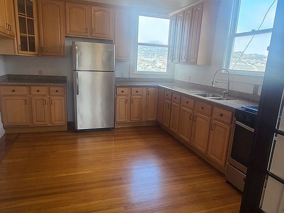 3rd image of 4724 Mission St