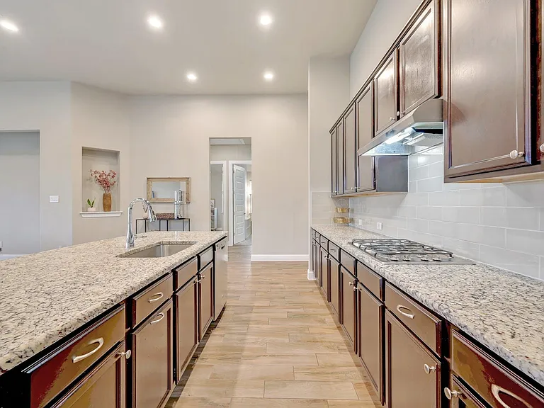 6813 Leonardo Dr — Photo 7