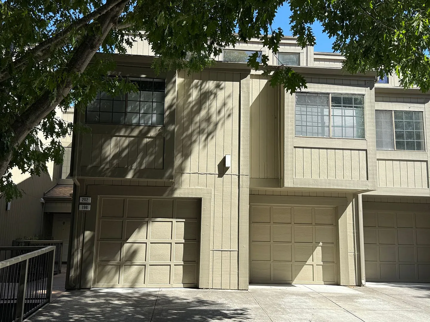 202 Pelican Ln photo 1