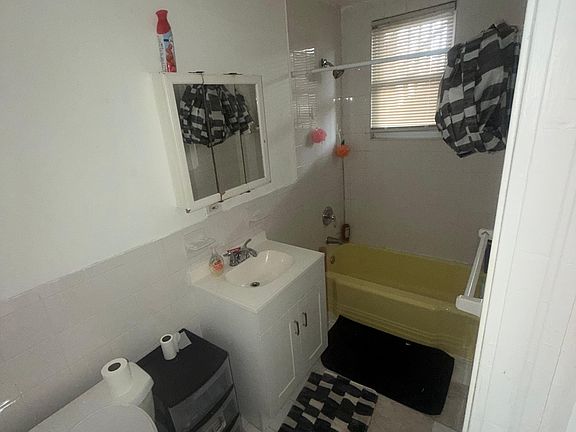 4th image of 633 Maple Ave Floor 1