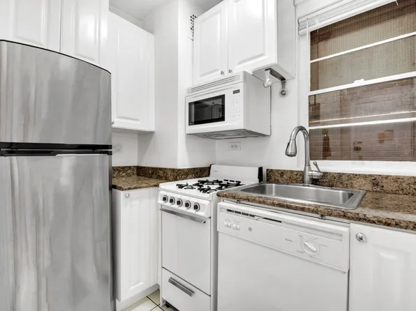 321 East 45th Street 8H image 4 of 5
