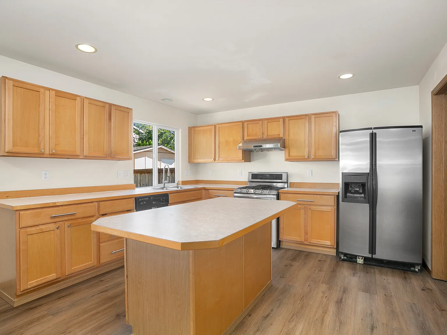5 bed, 2.5 bath, 3040 sqft, $3,495 — Photo 2
