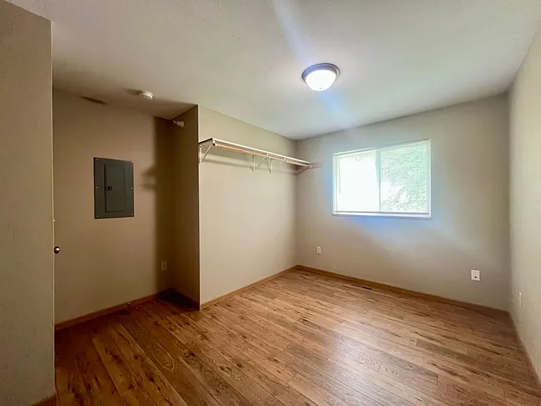 202 James Ave — Photo 8