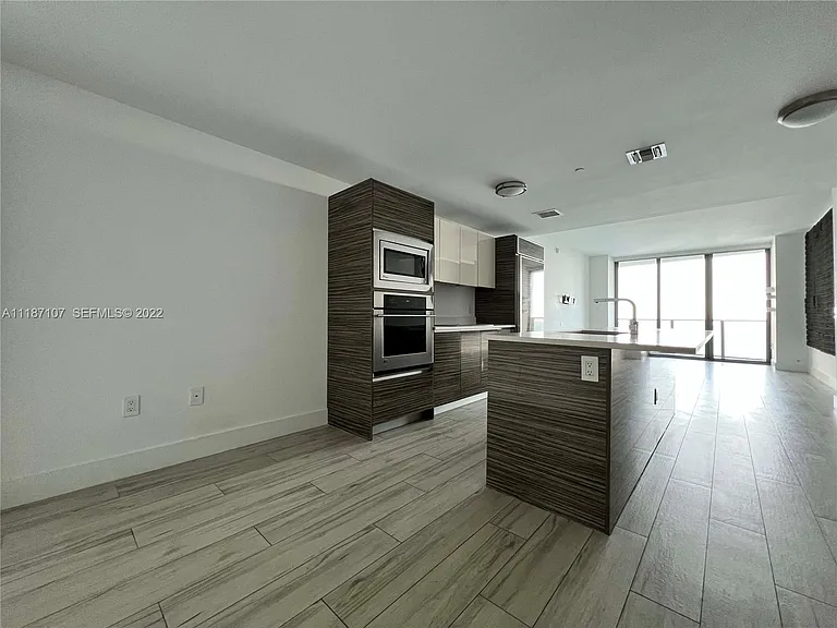 460 NE 28th St #1402 — Photo 13