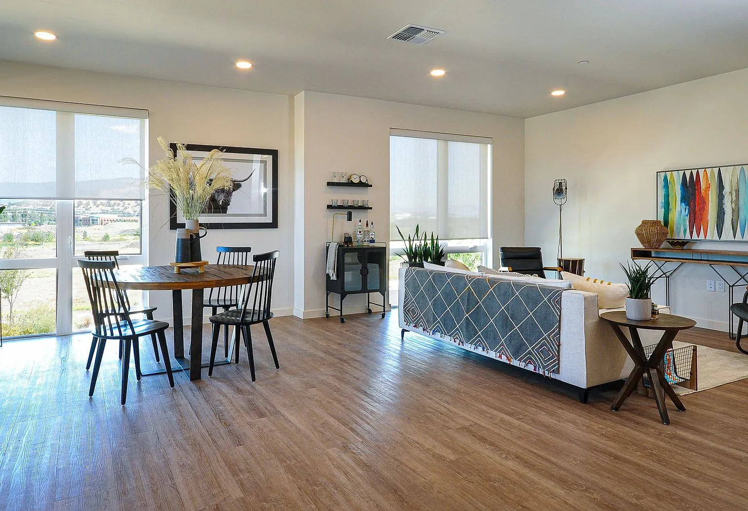 Contemporary 2 bed, 2.5 bath Townhouse — Photo 3