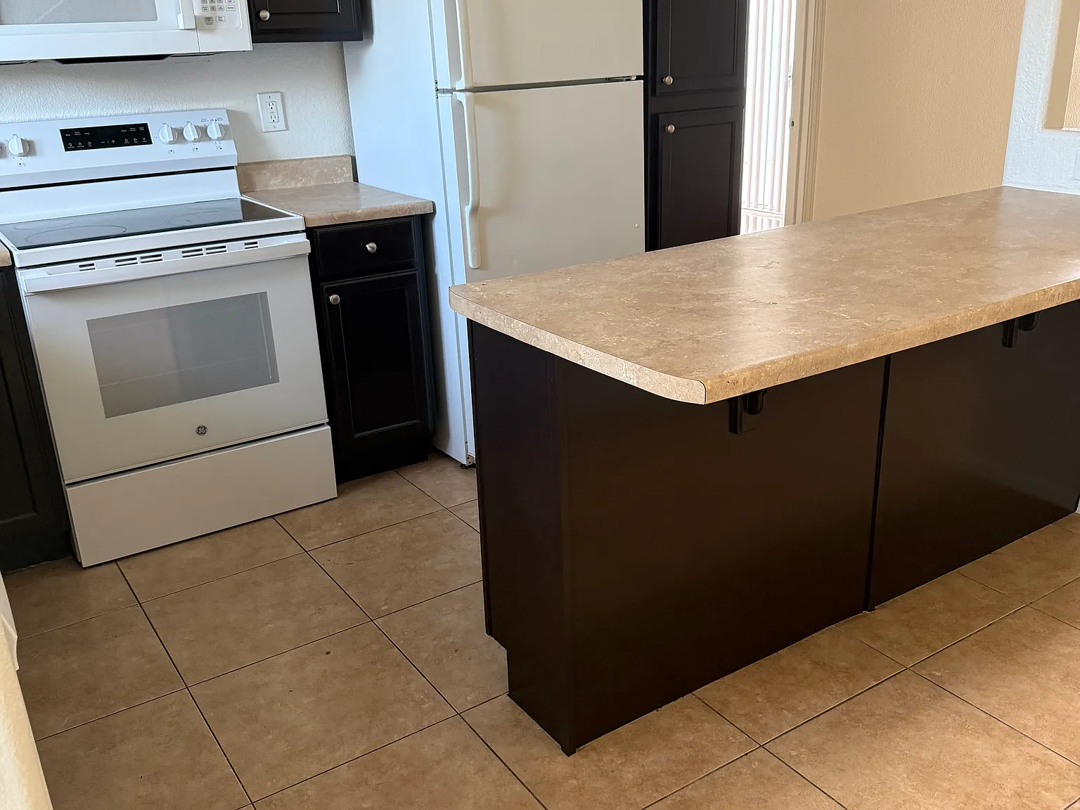 3 bed, 1401 sqft, $1,855 — Photo 3