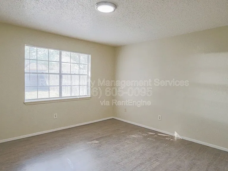 2912 Kirby Ave — Photo 6