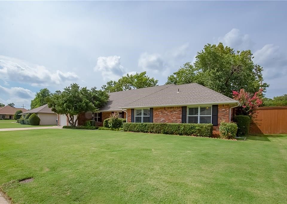 Beautiful 3 bed, 2 1/2 bath, 2 living, 2 dining areas with a POOL!  Located on a circle in a quiet, secluded neighborhood with nice landscaping. Windows have been replaced - Lots of updates!