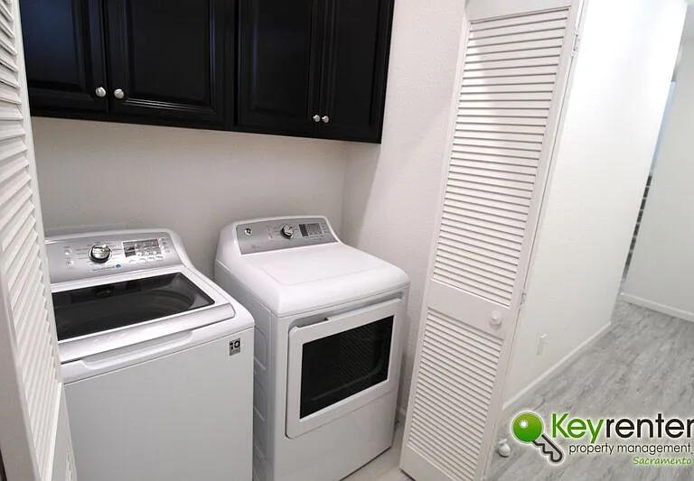 1061 Chapelhill Ln — Photo 16