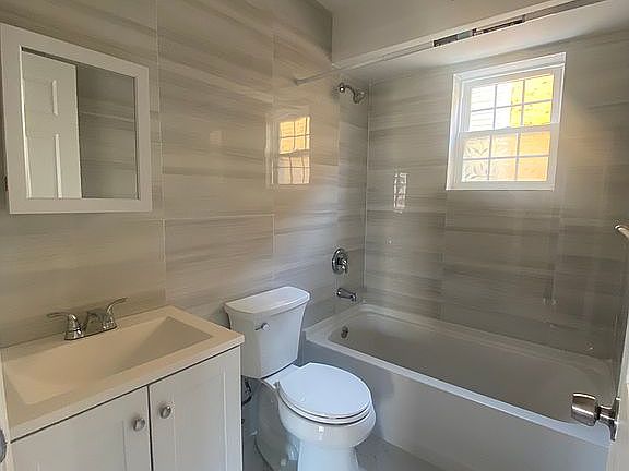 2nd FL Full Bathroom #1