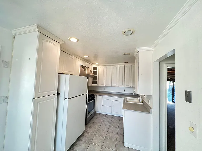 1135 Morton Ave — Photo 6