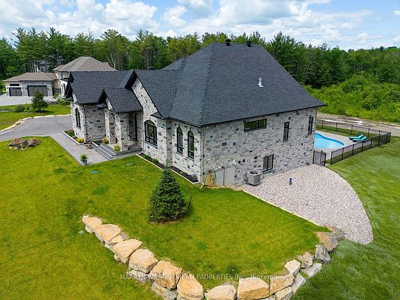 4th image of 324 Hedley Way