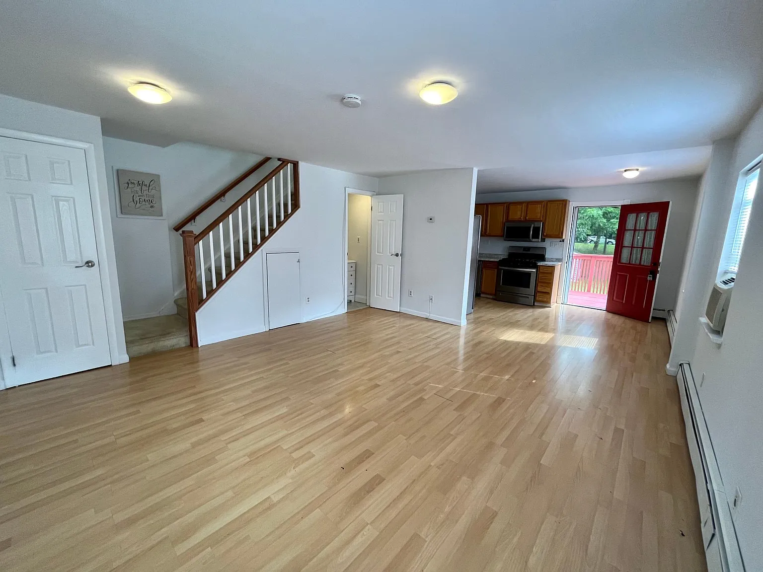 3 bed, 1.5 bath, 1035 sqft, $2,500 — Photo 3
