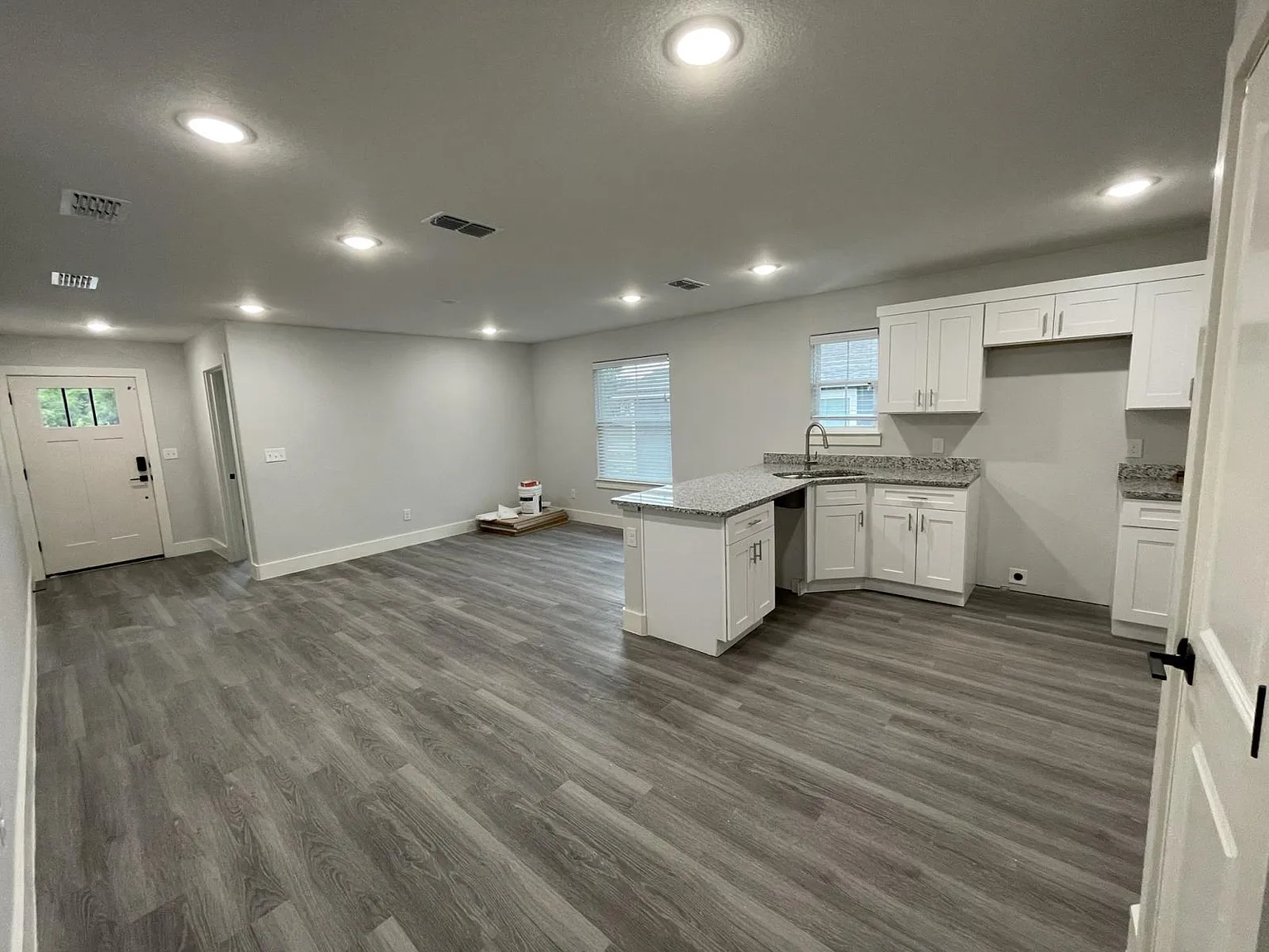 3 bed, 872 sqft, $1,345 — Photo 3