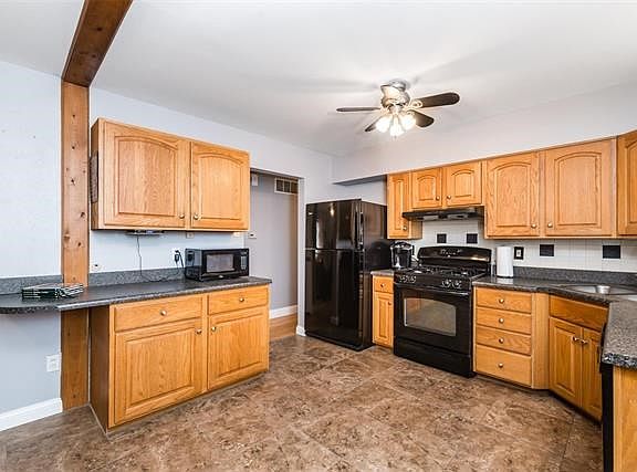 Additional view of kitchen.