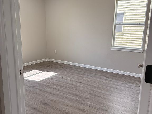 5th image of 1433 W 5th St