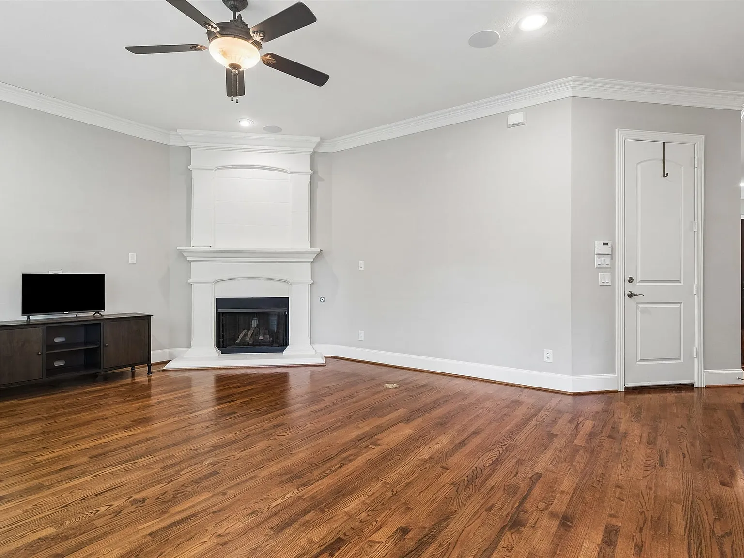 2 bed, 2.0 bath, 2354 sqft, $4,250 — Photo 4